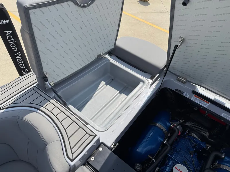 Slide: The Image of MasterCraft XT24 2022 - 27