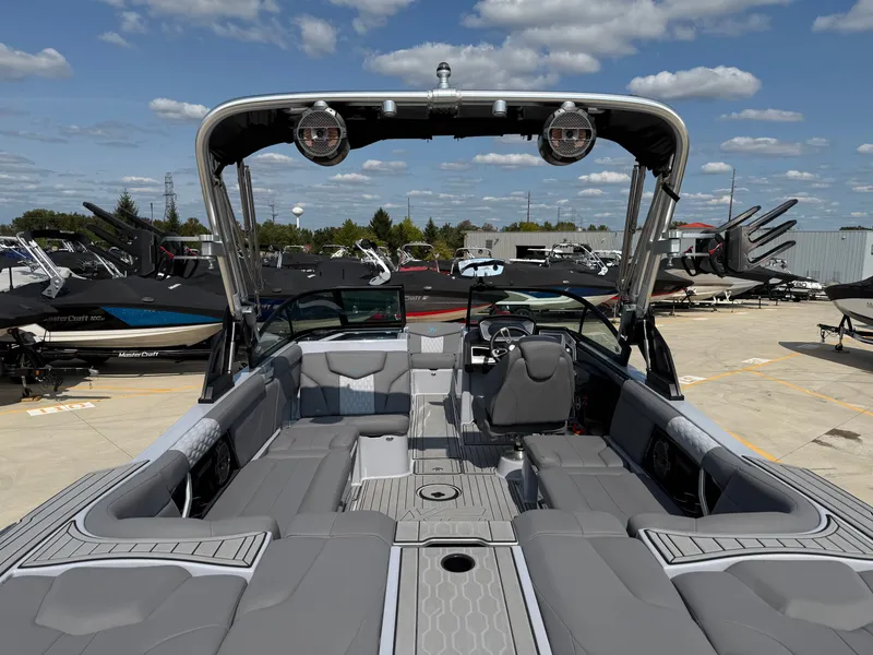 Slide: The Image of MasterCraft XT24 2022 - 9