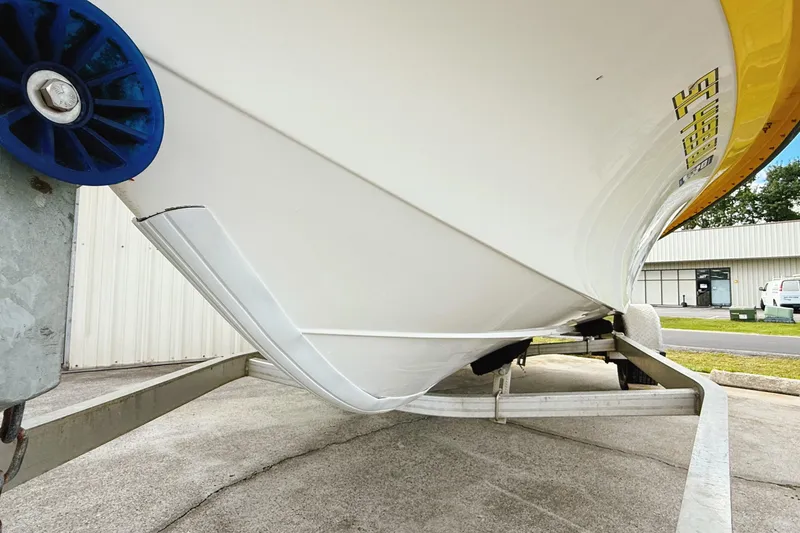 Slide: The Image of 2005 Nitro Bay boat on trailer, close-up view of hull and roller. - 14