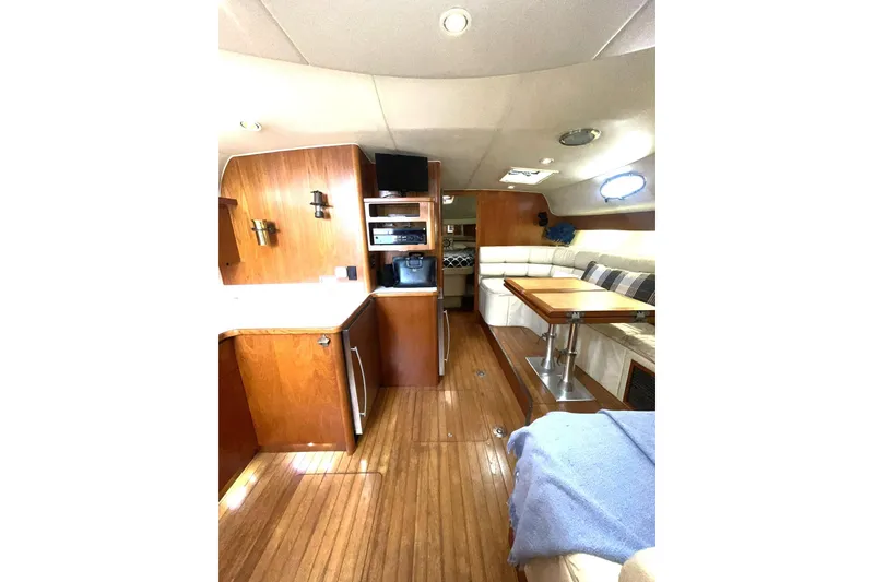 Slide: The Image of 1995 TIARA 4000 EXPRESS SALON LOOKING FORWARD - 3