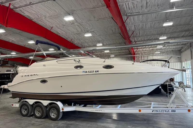 Slide: The Image of 2005 Regal Commodore 2665 boat on trailer in indoor showroom. - 18