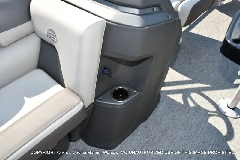 Slide: The Image of Sun Tracker FISHIN' BARGE 22 DLX w/150HP Mercury 4 Stroke 2026 - 43