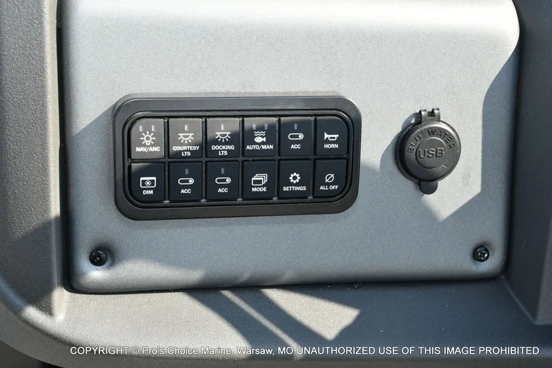 Slide: The Image of Sun Tracker FISHIN' BARGE 22 DLX w/150HP Mercury 4 Stroke 2026 - 49