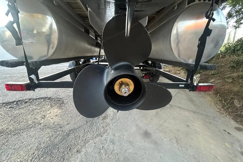 Slide: The Image of Rear view of 2011 SUNTRACKER PARTY BARGE 22 REGENCY EDITION propeller and pontoons. - 10