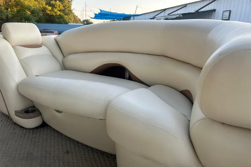 Slide: The Image of Luxurious seating on 2011 SUNTRACKER PARTY BARGE 22 REGENCY EDITION pontoon boat. - 15