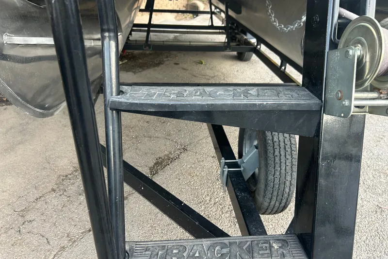 Slide: The Image of Steps of a 2011 SUNTRACKER PARTY BARGE 22 REGENCY EDITION trailer. - 18