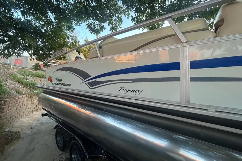 Slide: The Image of 2011 SUNTRACKER PARTY BARGE 22 REGENCY EDITION logo on boat exterior. - 5