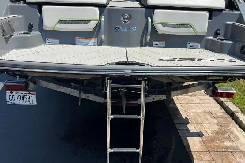 Slide: The Image of Rear view of 2021 Yamaha Boats 255XD with swim platform and ladder. - 32