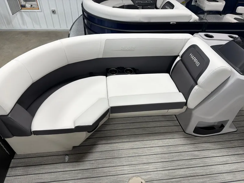 Slide: The Image of Harris Cruiser 210 2026 - 10