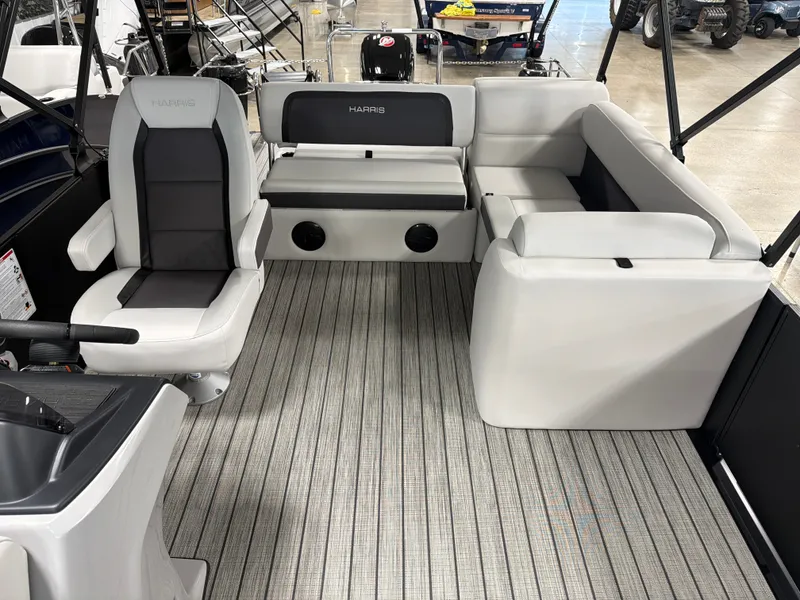 Slide: The Image of Harris Cruiser 210 2026 - 11