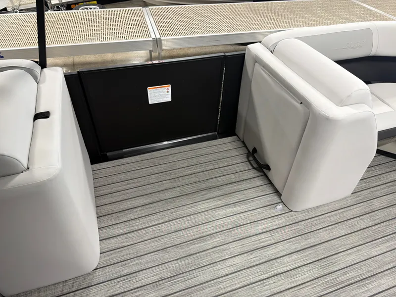 Slide: The Image of Harris Cruiser 210 2026 - 12