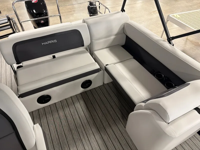 Slide: The Image of Harris Cruiser 210 2026 - 13