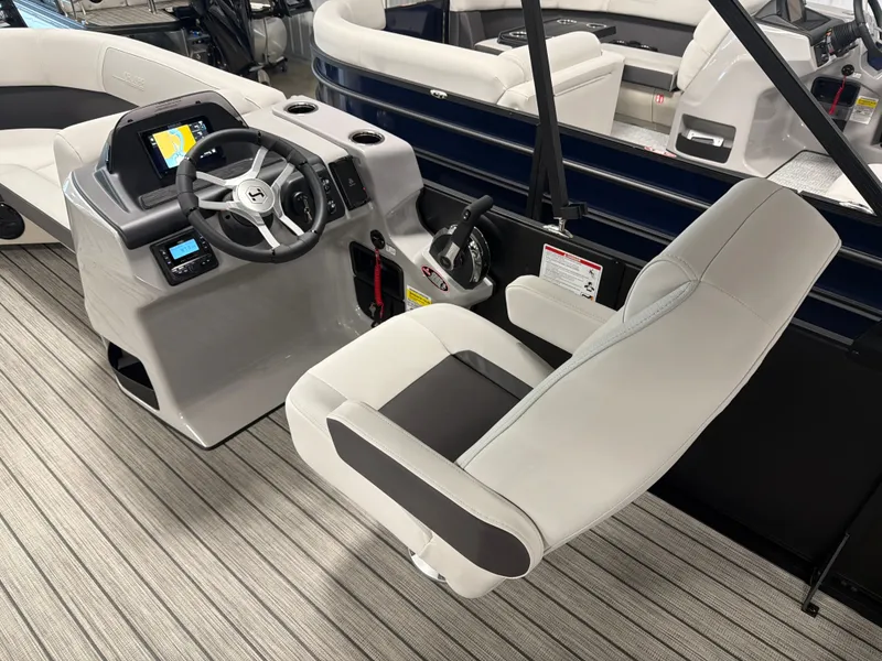 Slide: The Image of Harris Cruiser 210 2026 - 14