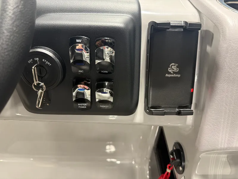 Slide: The Image of Harris Cruiser 210 2026 - 18