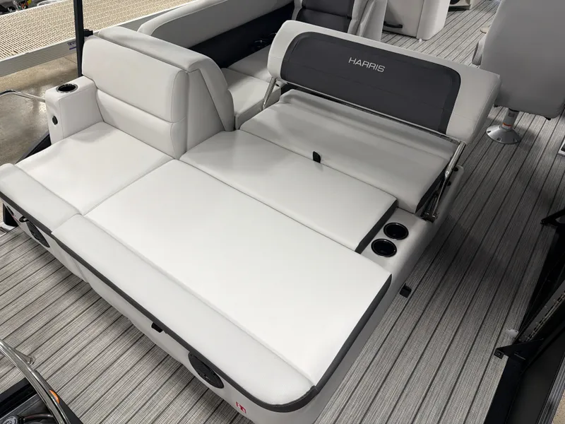 Slide: The Image of Harris Cruiser 210 2026 - 7