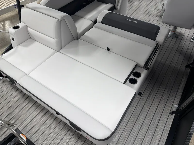 Slide: The Image of Harris Cruiser 210 2026 - 8