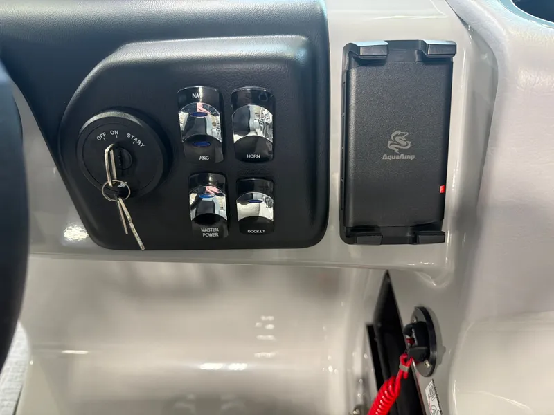 Slide: The Image of Harris Cruiser 230 2026 - 15