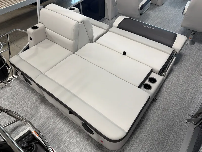 Slide: The Image of Harris Cruiser 230 2026 - 6