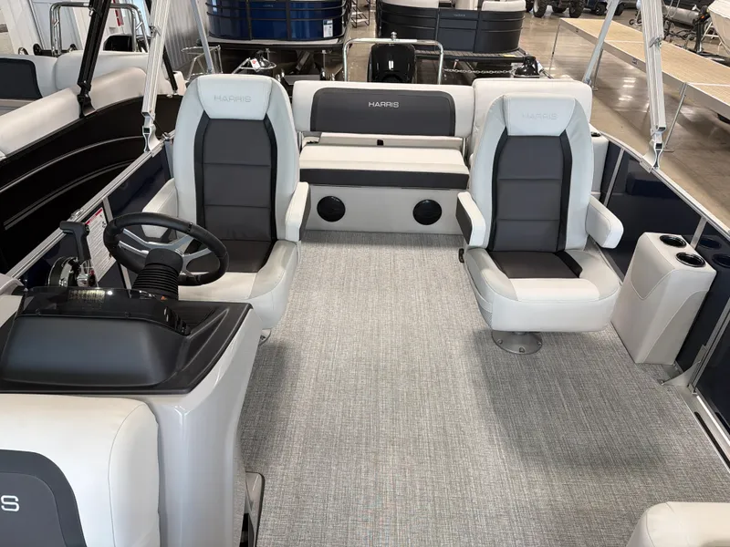 Slide: The Image of Harris Cruiser 230 2026 - 8