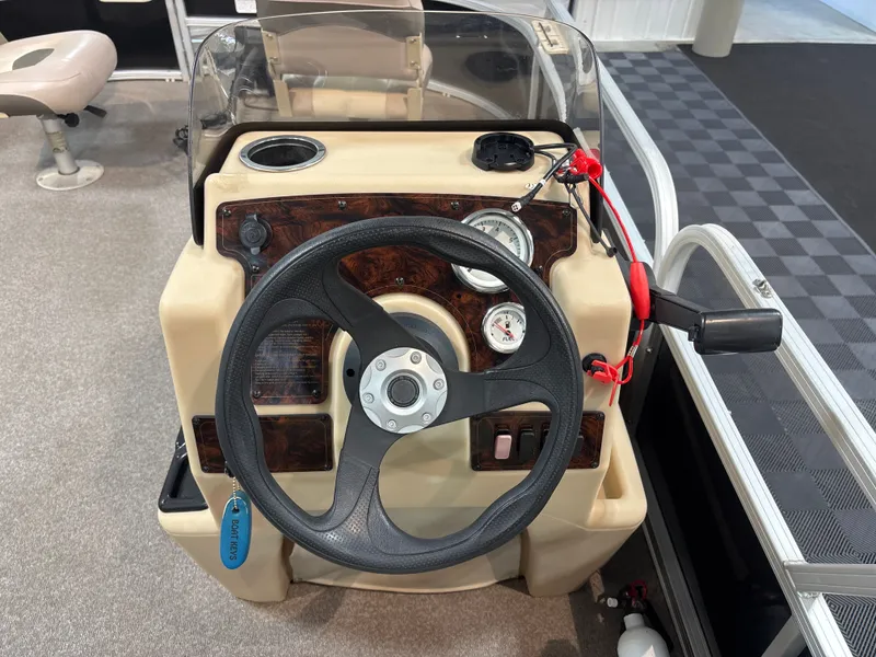 Slide: The Image of Sun Tracker Bass Buggy 18 DLX 2015 - 11