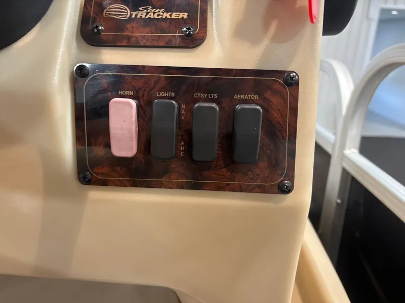 Slide: The Image of Sun Tracker Bass Buggy 18 DLX 2015 - 12