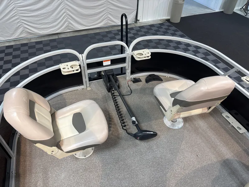 Slide: The Image of Sun Tracker Bass Buggy 18 DLX 2015 - 6