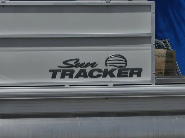 Slide: The Image of Sun Tracker Party Barge 16 DLX 2026 - 8