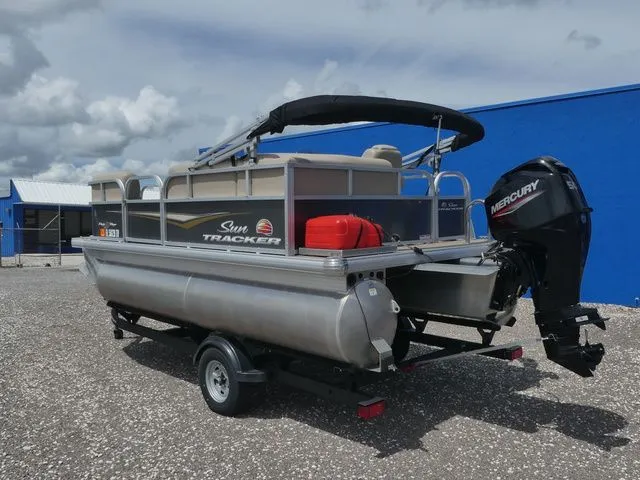 Slide: The Image of Sun Tracker Party Barge 16 DLX 2024 - 6