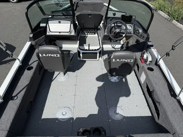 Slide: The Image of Lund 1775 Adventure Sport 2026 - 9