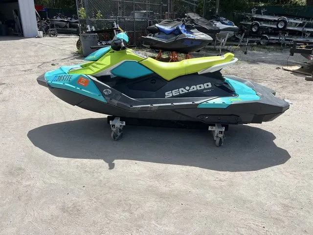 Slide: The Image of Sea-Doo Spark 3-Up Rotax 900 ACE 2022 - 9
