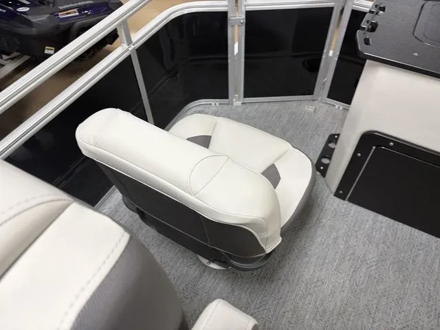 Slide: The Image of Sun Tracker Fishin' Barge 20 DLX 2026 - 22