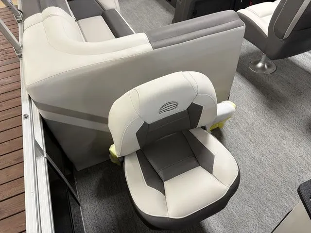 Slide: The Image of Sun Tracker Fishin' Barge 20 DLX 2026 - 26