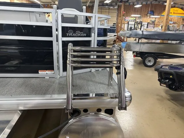 Slide: The Image of Sun Tracker Fishin' Barge 20 DLX 2026 - 30