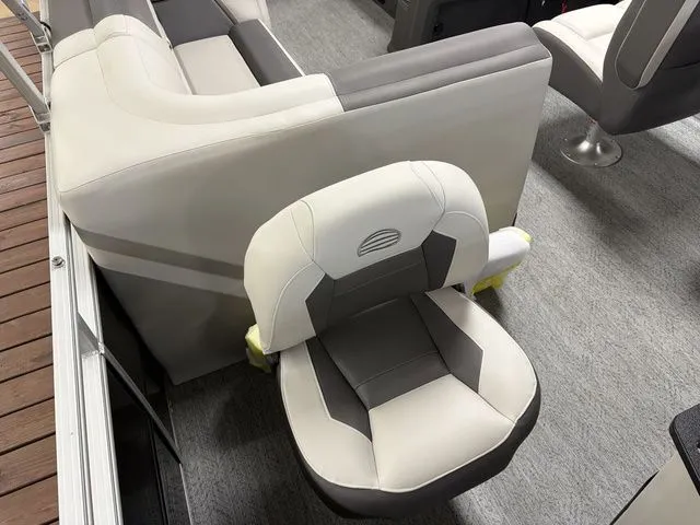 Slide: The Image of Sun Tracker Fishin' Barge 20 DLX 2026 - 35