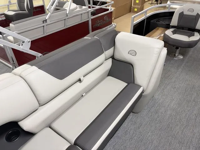 Slide: The Image of Sun Tracker Fishin' Barge 20 DLX 2026 - 45