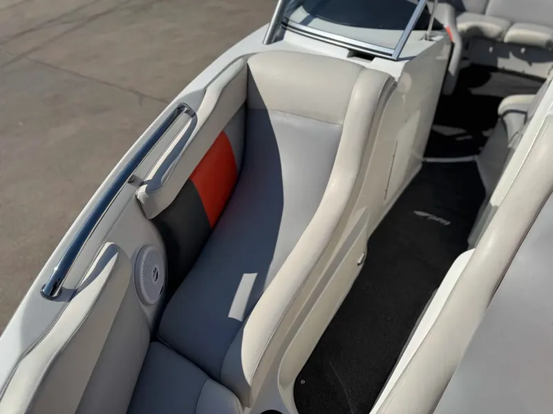 Slide: The Image of Tigé 24V 2003 - 16