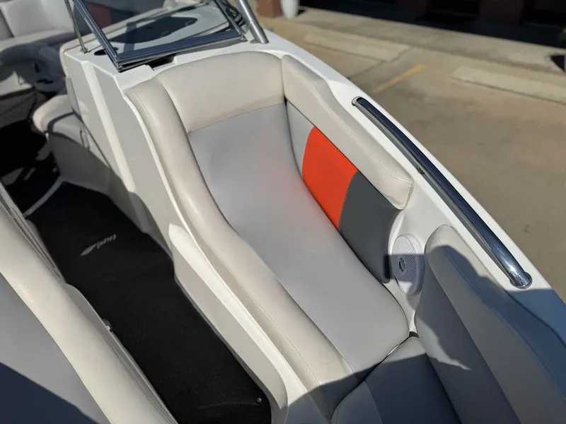 Slide: The Image of Tigé 24V 2003 - 17