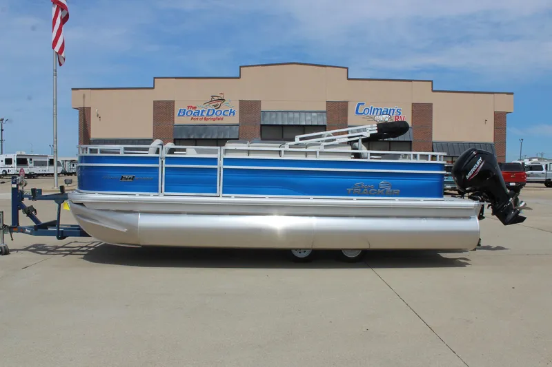 The Image of 2026 Sun Tracker Fishin' Barge 20 DLX pontoon boat at dealership, side view. - 0