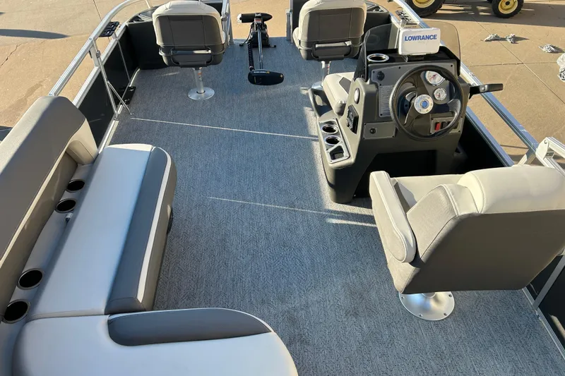 Slide: The Image of Sun Tracker Bass Buggy 18 DLX 2026 - 17