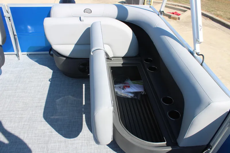 Slide: The Image of Sun Tracker Party Barge 16 DLX 2026 - 14