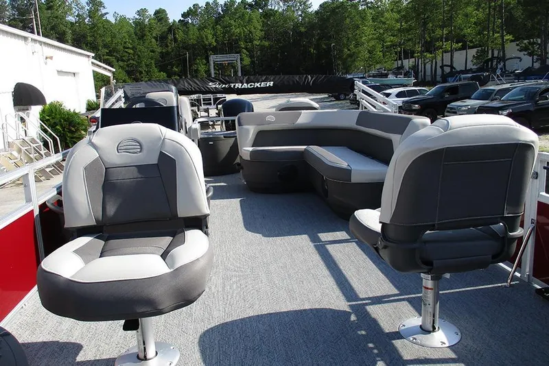 Slide: The Image of Sun Tracker Bass Buggy 18 DLX 2026 - 11