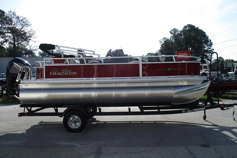 Slide: The Image of Sun Tracker Bass Buggy 18 DLX 2026 - 7