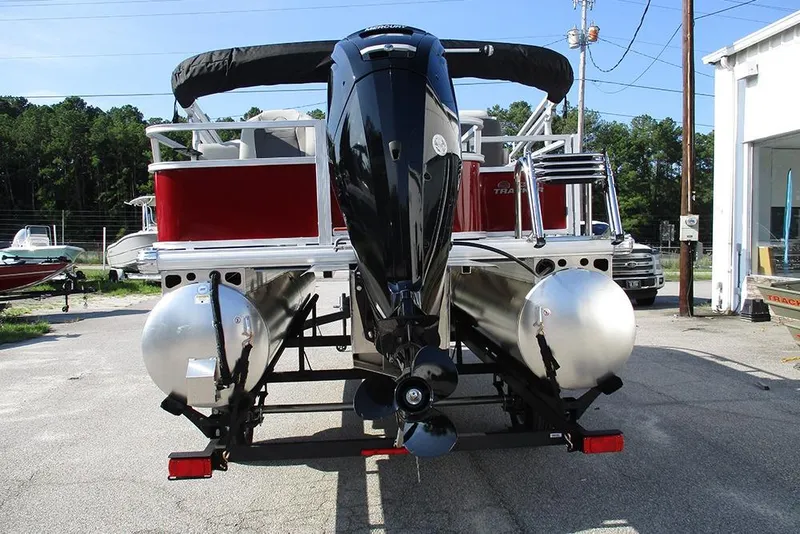 Slide: The Image of Sun Tracker Bass Buggy 18 DLX 2026 - 9