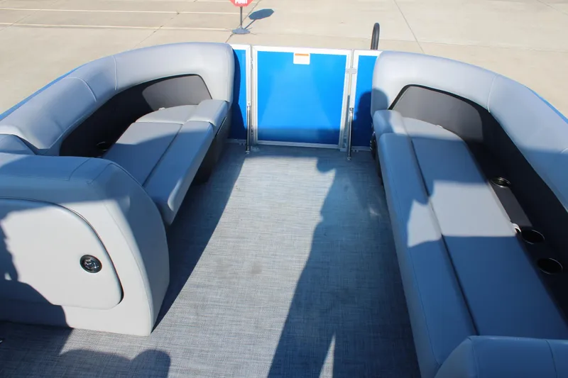 Slide: The Image of Sun Tracker Party Barge 18 DLX 2026 - 10