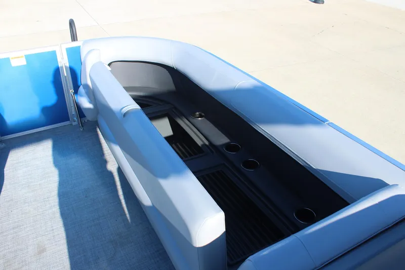 Slide: The Image of Sun Tracker Party Barge 18 DLX 2026 - 13