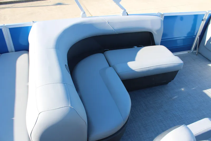 Slide: The Image of Sun Tracker Party Barge 18 DLX 2026 - 19