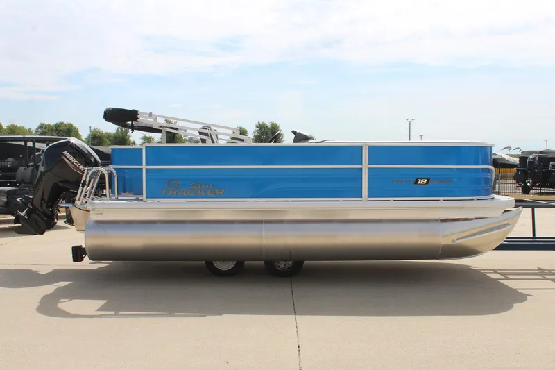 Slide: The Image of Sun Tracker Party Barge 18 DLX 2026 - 3