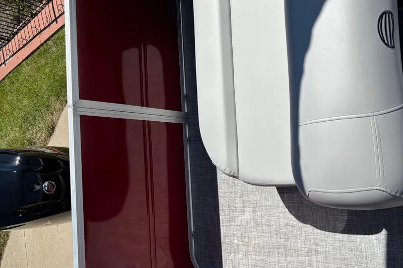 Slide: The Image of Sun Tracker Party Barge 18 DLX 2026 - 6