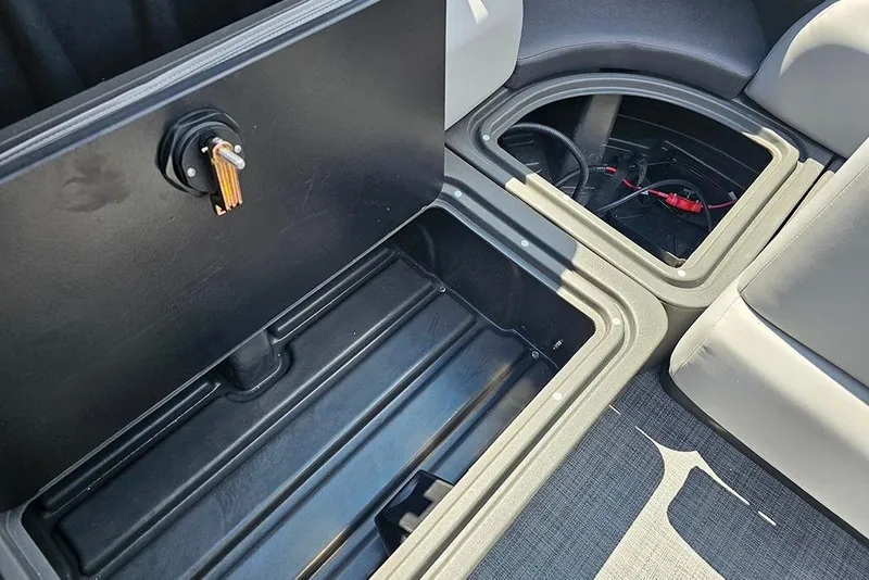 Slide: The Image of Sun Tracker Party Barge 20 DLX 2026 - 15