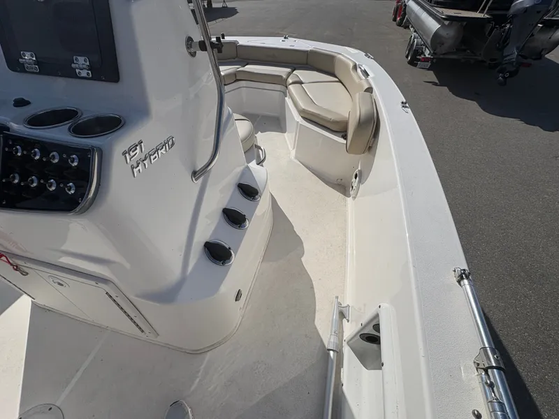 Slide: The Image of NauticStar 191 Hybrid 2022 - 13